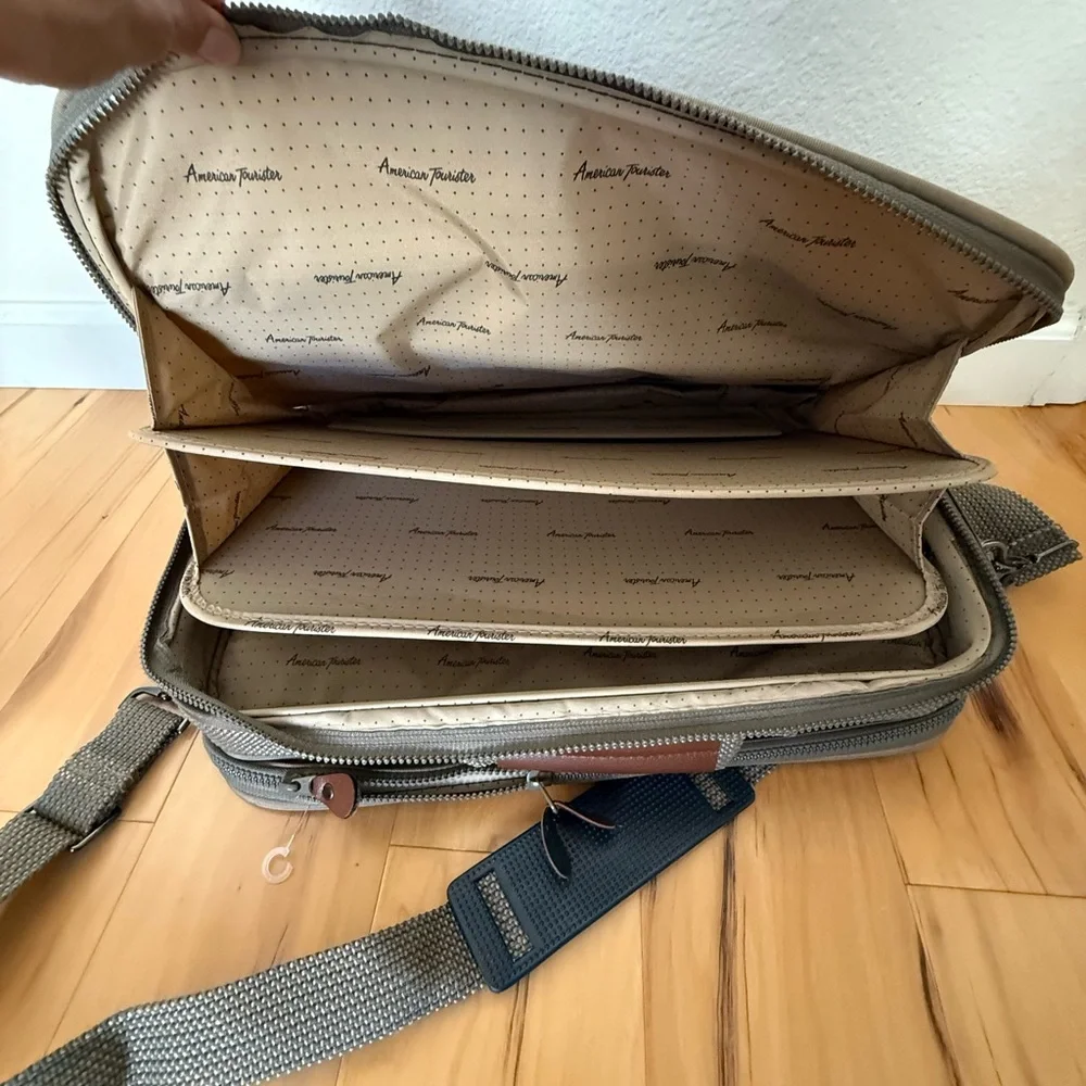 American Traveler Tan laptop Bag